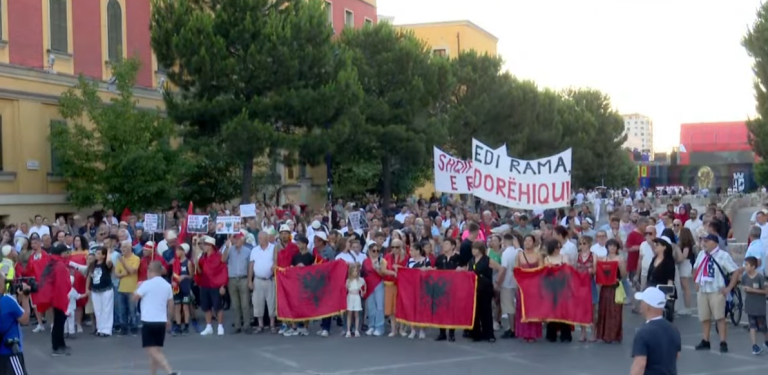 Sot dita e 40-të e protestës, aktivistët dhe qytetarët mblidhen para Kryeministrisë