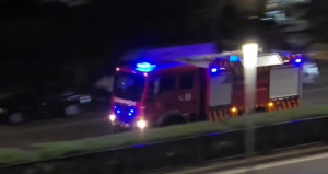 Stuhia e papritur godet Vlorën, pushuesit largohen me nxitim nga plazhi (VIDEO)