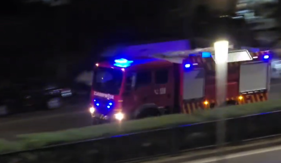 Stuhia e papritur godet Vlorën, pushuesit largohen me nxitim nga plazhi (VIDEO)