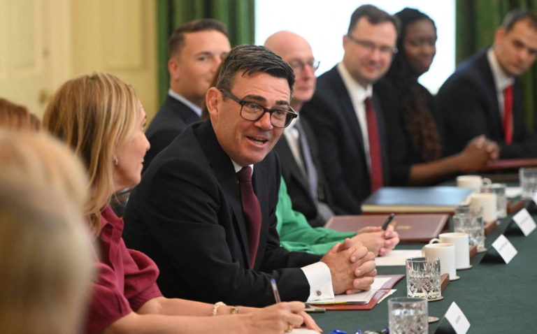 Qeveria e re britanike nis punën me uljen e faturave, Burnham heq tarifën shtesë mbi energjinë elektrike