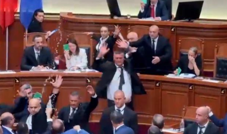 Bardhi dhe Balliu hedhin ujë drejt Ramës, përjashtohet nga seanca kreu i grupit të PD-së