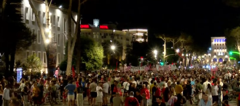 Protesta në ditën e 56-të, qytetarët mblidhen para Kryeministrisë dhe paralajmërojnë tubim të ri të hënën te Parlamenti