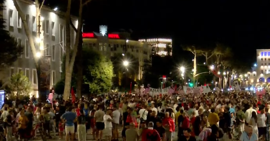 Protesta në ditën e 56-të, qytetarët mblidhen para Kryeministrisë dhe paralajmërojnë tubim të ri të hënën te Parlamenti