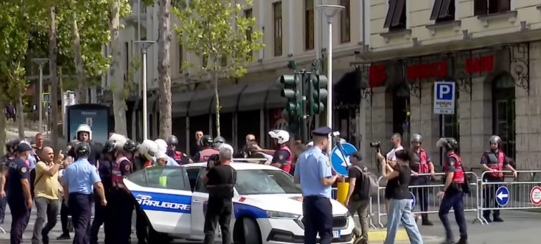 Policia shoqëron aktivistin Arben Kola dhe një protestues tjetër gjatë tubimit në Tiranë