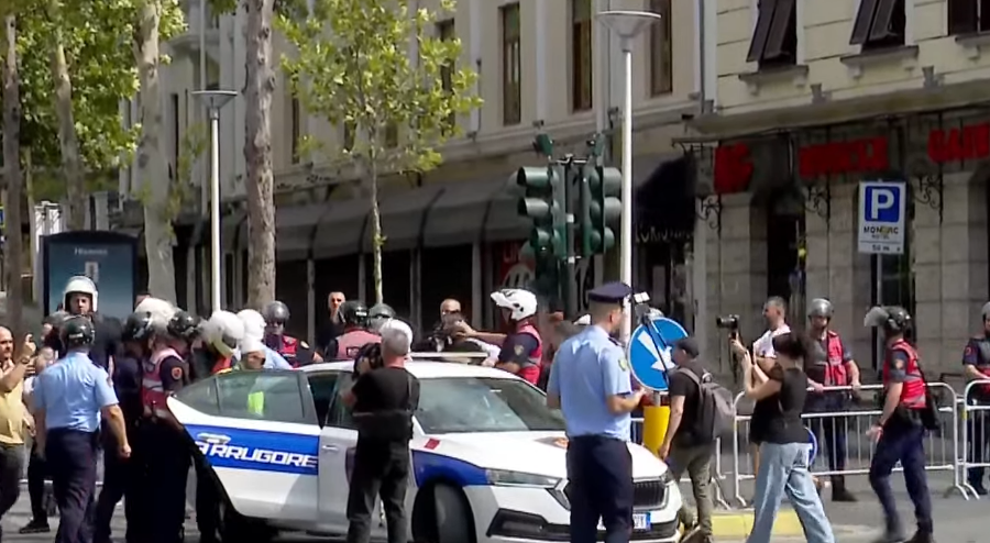 Policia shoqëron aktivistin Arben Kola dhe një protestues tjetër gjatë tubimit në Tiranë (VIDEO)
