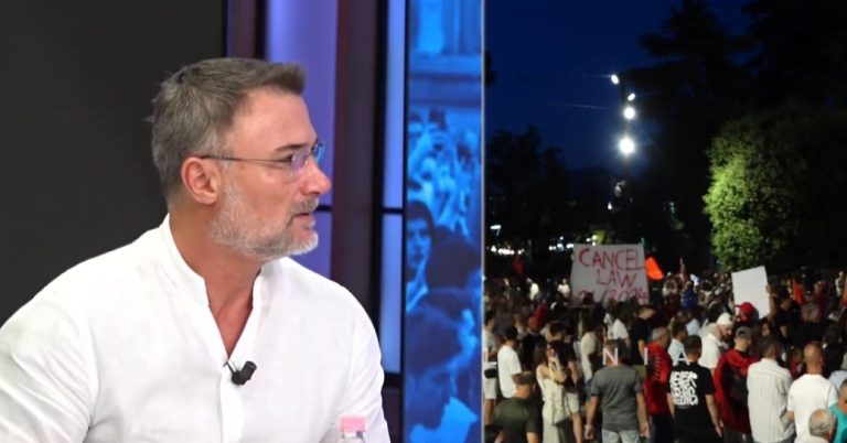 Alibeaj: Në protestë duhet të ishin dy arkivole, jo një! Nuk është simbol i zi, por fund politik