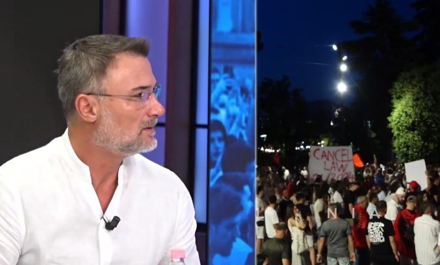 Alibeaj: Në protestë duhet të ishin dy arkivole, jo një! Nuk është simbol i zi, por fund politik