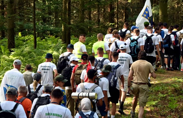 Mbi 6,500 njerëz nisin Marshimin e Paqes, përkujtojnë viktimat e gjenocidit të Srebrenicës