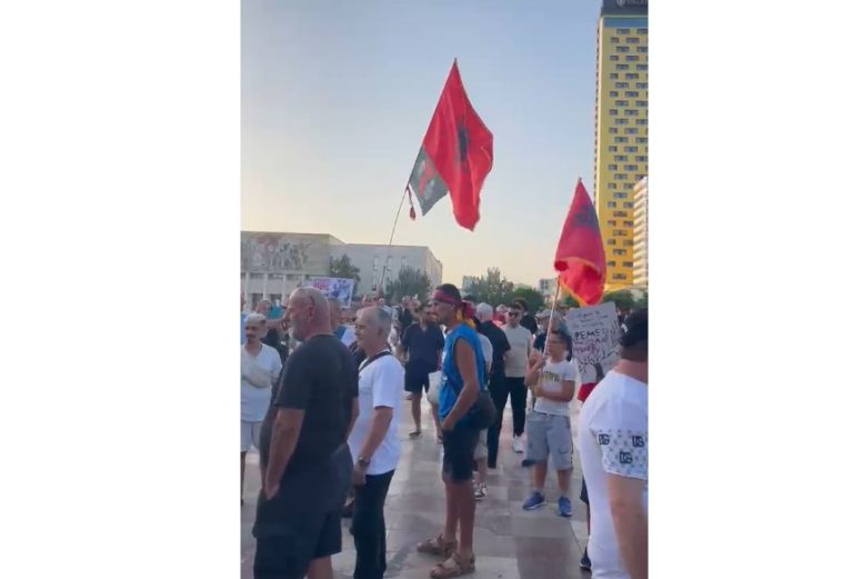 Dita e 49-të e protestës, qytetarët nisin grumbullimin në sheshin “Skënderbej” (VIDEO)