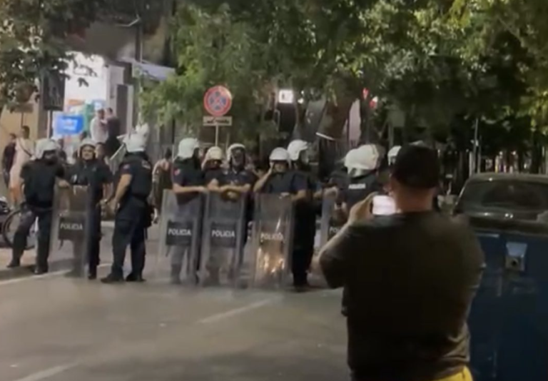 Dëmtuan Komisariatin Nr. 3, vihet në pranga një protestues. Shpallen në kërkim 4 të tjerë