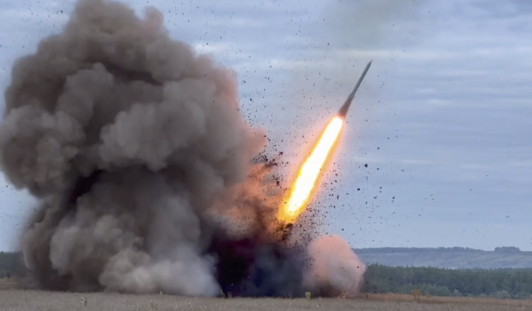 Rusia godet me raketa anijen turke me grurë në Detin e Zi, 5 marinarë të vrarë