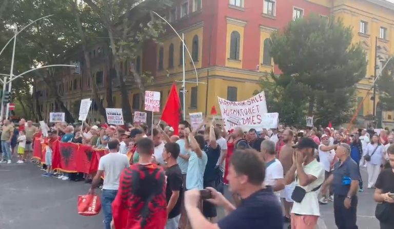 Dita e 49-të e protestës, qytetarët nisin marshimin nga sheshi “Skënderbej” drejt Kryeministrisë (VIDEO)