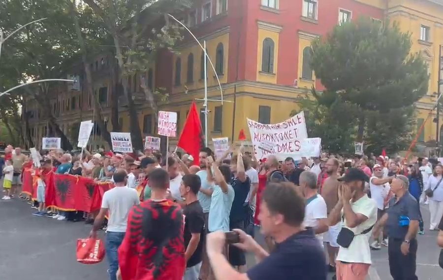 Dita e 49-të e protestës, qytetarët nisin marshimin nga sheshi “Skënderbej” drejt Kryeministrisë (VIDEO)