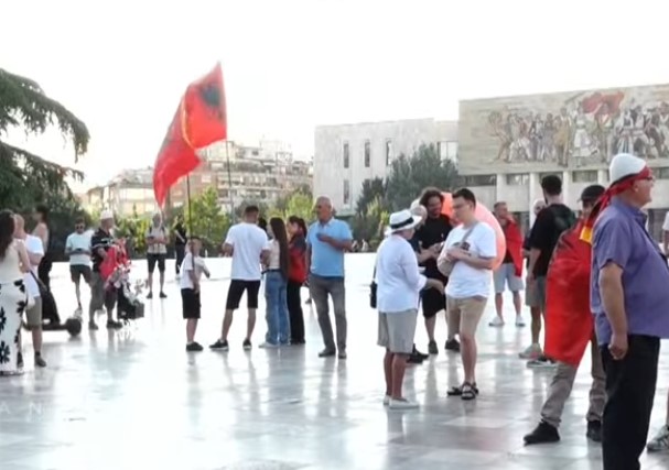 34 ditë protestë, qytetarët mblidhen në sheshin “Skënderbej”