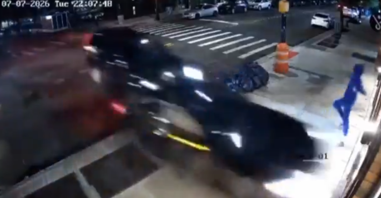 Këmbësori shmang përplasjen nga dy makina, i shpëton për mrekulli aksidentit (VIDEO)
