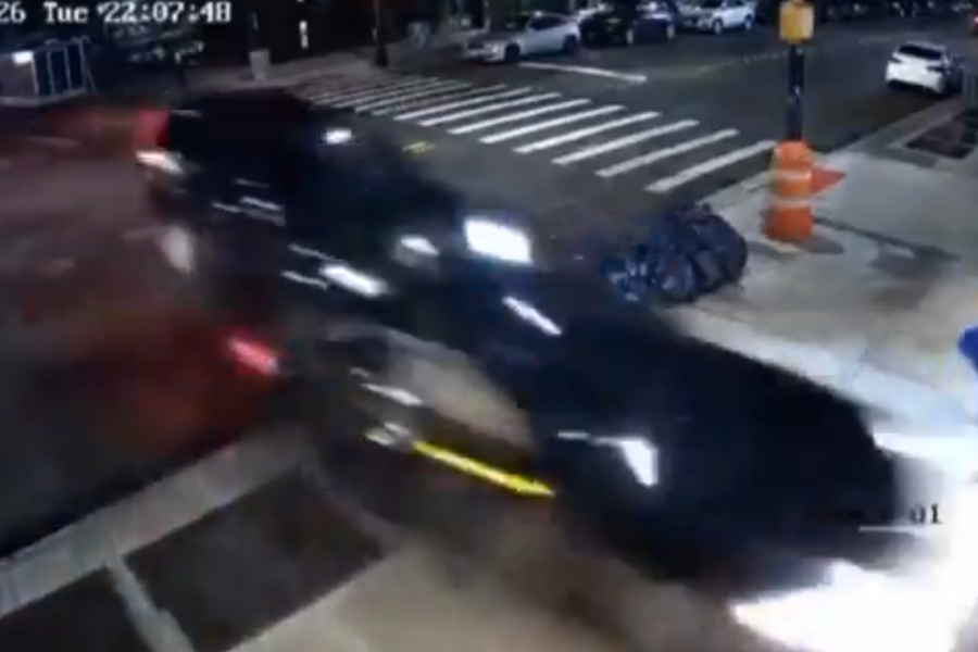 Këmbësori shmang përplasjen nga dy makina, i shpëton për mrekulli aksidentit (VIDEO)