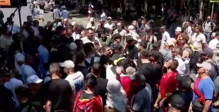 Përplasje jashtë Parlamentit, protestuesit kërkojnë largimin e kamerave: Bojkotoni mediat