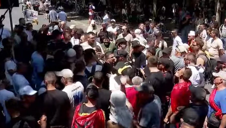 Përplasje jashtë Parlamentit, protestuesit kërkojnë largimin e kamerave: Bojkotoni mediat