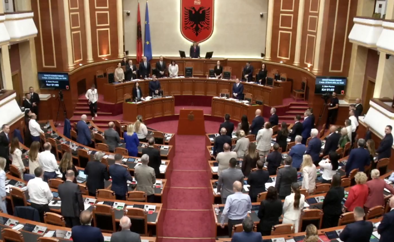 Kuvendi mban një minutë heshtje për ndarjen nga jeta të ish-deputetit Emin Riza