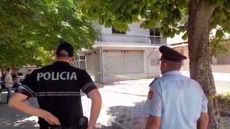 Plagosi komshiun me thikë për motive banale, detaje nga ngjarja në Korçë, identifikohen autori dhe i plagosuri