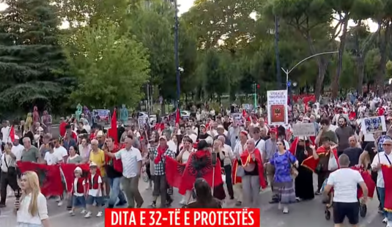 Me pankarta dhe flamuj në duar, qytetarët nisin marshimin drejt Kryeministrisë