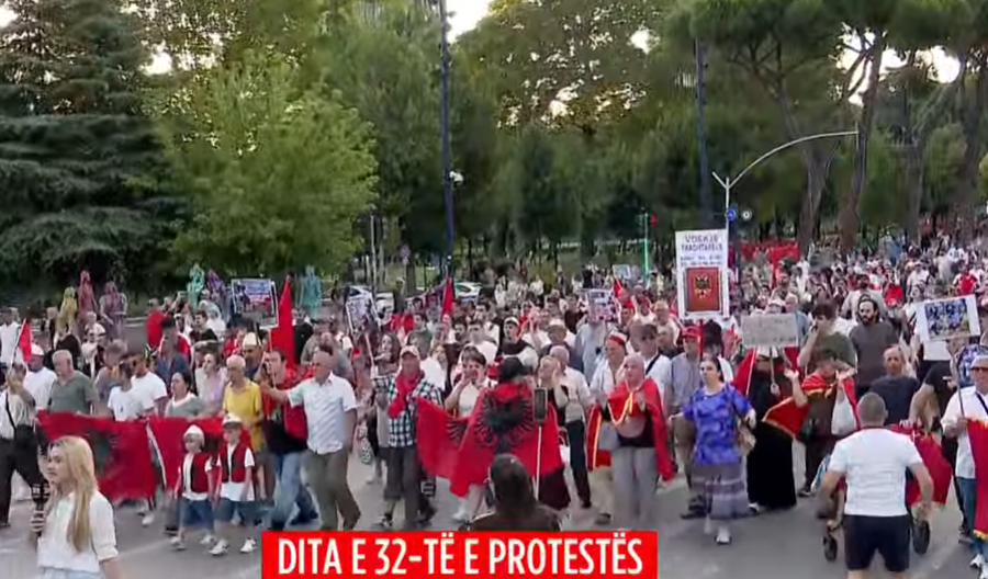 Me pankarta dhe flamuj në duar, qytetarët nisin marshimin drejt Kryeministrisë