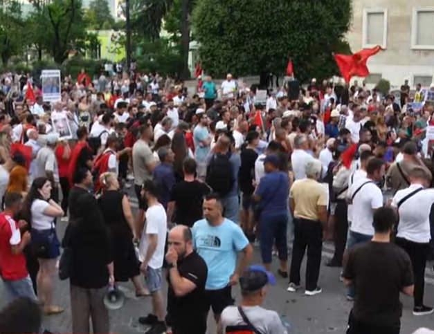 LIVE-Dita e 32-të e protestës, qytetarët mblidhen para Kryeministrisë