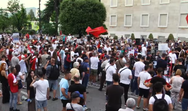 LIVE-Dita e 32-të e protestës, qytetarët mblidhen para Kryeministrisë