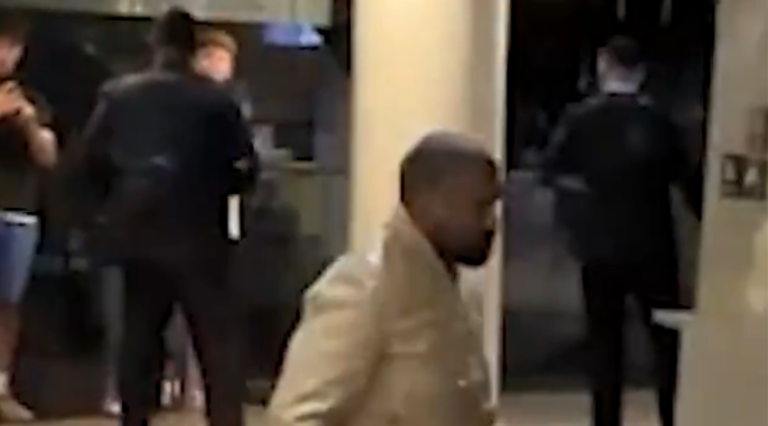 Kanye West mbërrin në Tiranë, pritet me brohorima nga fansat (VIDEO)