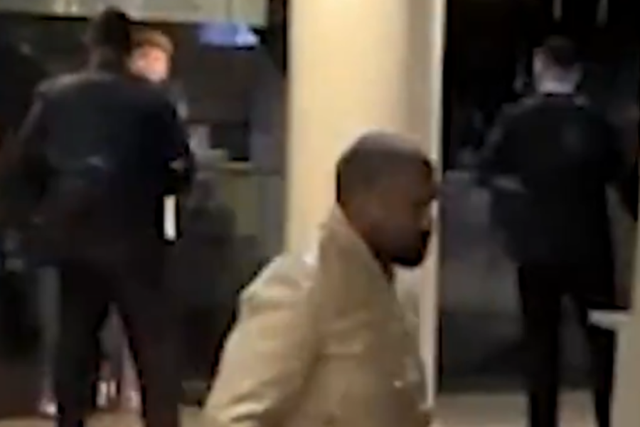Kanye West mbërrin në Tiranë, pritet me brohorima nga fansat (VIDEO)