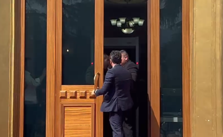 Dalin pamjet, momenti kur Shehaj nxirret nga ambientet e Kuvendit nga Garda (VIDEO)