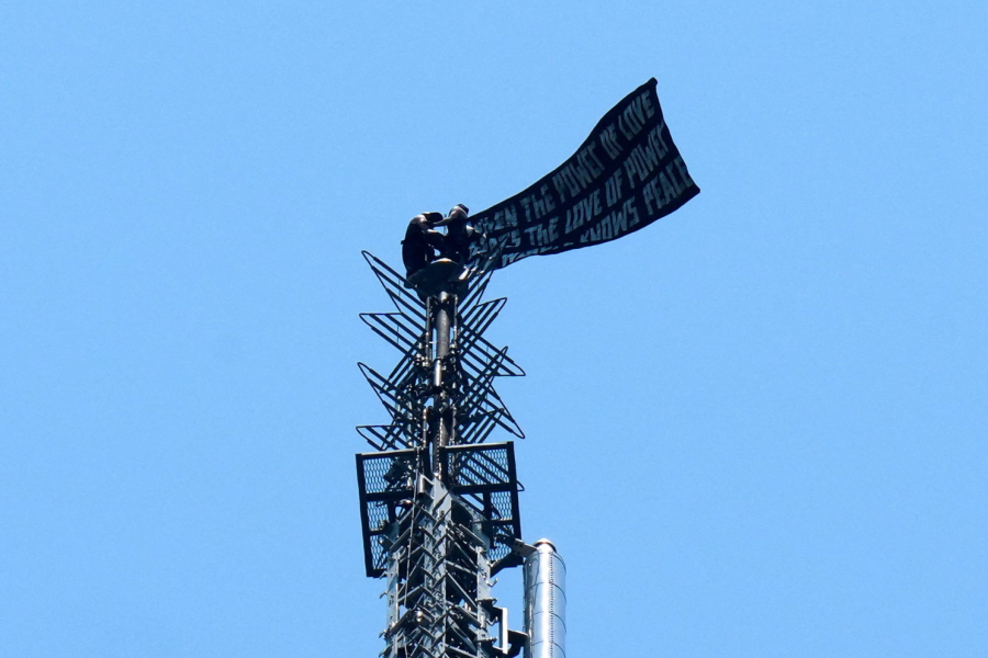 U ngjitën në majë të Empire State për të shpalosur një banderolë, arrestohet çifti pas propozimit për martesë