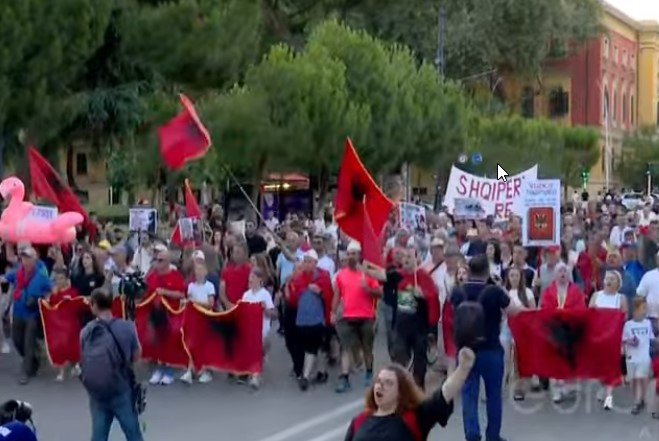 Me pankarta dhe flamuj në duar, nis marshimi i qytetarëve drejt Kryeministrisë