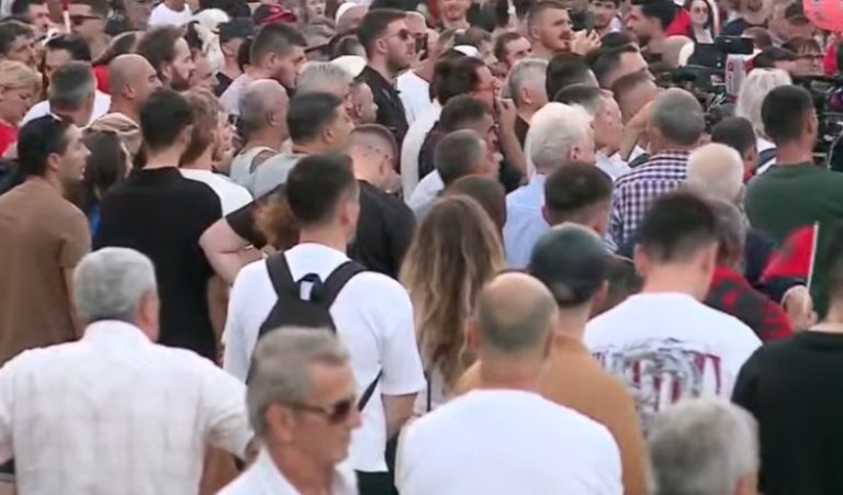 LIVE- Dita e 34-të e protestës, qytetarët mblidhen para Kryeministrisë