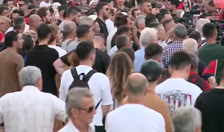 Dita e 34-të e protestës, qytetarët mblidhen para Kryeministrisë