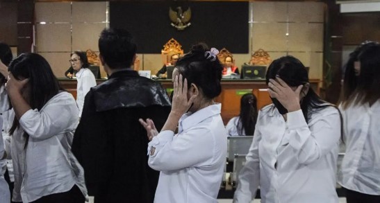 U përfshinë në një rrjet trafikimi të 34 foshnjave, 19 të dënuar në Indonezi