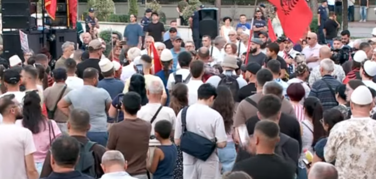 Sot dita e 40-të e protestës, aktivistët dhe qytetarët mblidhen para Kryeministrisë