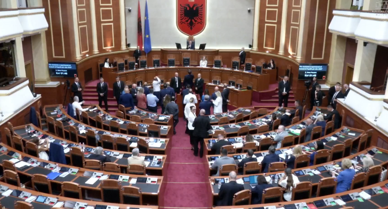 Opozita bllokon foltoren e Kuvendit, nuk lejon raportimin e Avokatit të Popullit