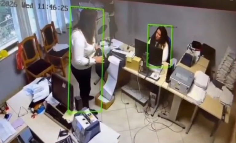 Publikohen pamjet, lëvizjet e dyshuara të parave brenda filialit të Postës Shqiptare në Durrës (VIDEO)