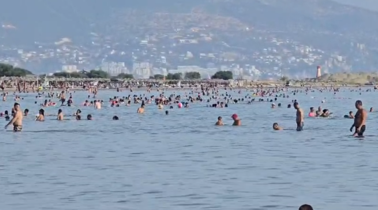 Temperaturat rekord në Vlorë, plazhi i Zvërnecit mbushet me pushues