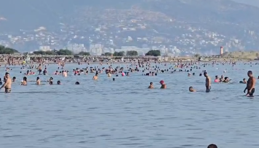 Temperaturat rekord në Vlorë, plazhi i Zvërnecit mbushet me pushues