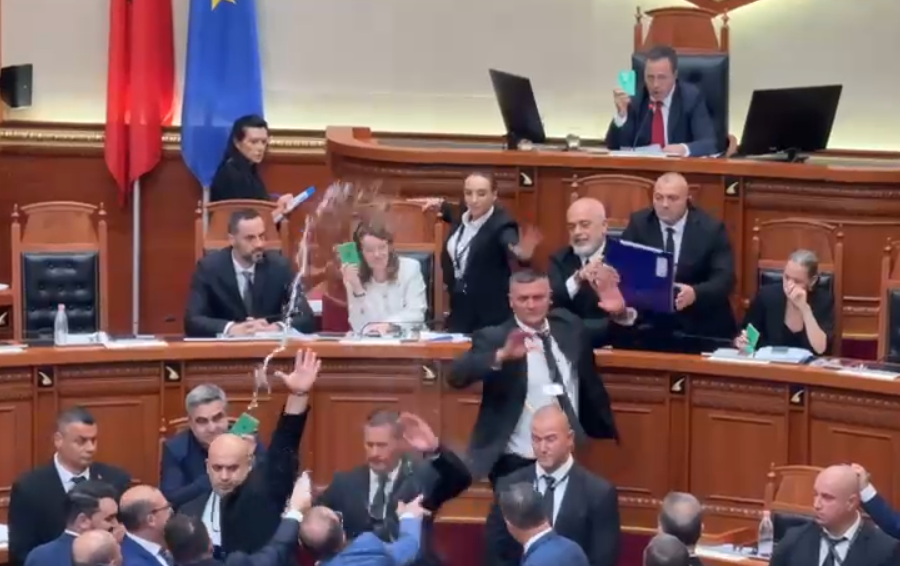 Bardhi dhe Balliu hedhin ujë drejt Ramës, përjashtohet nga seanca kreu i grupit të PD-së (VIDEO)