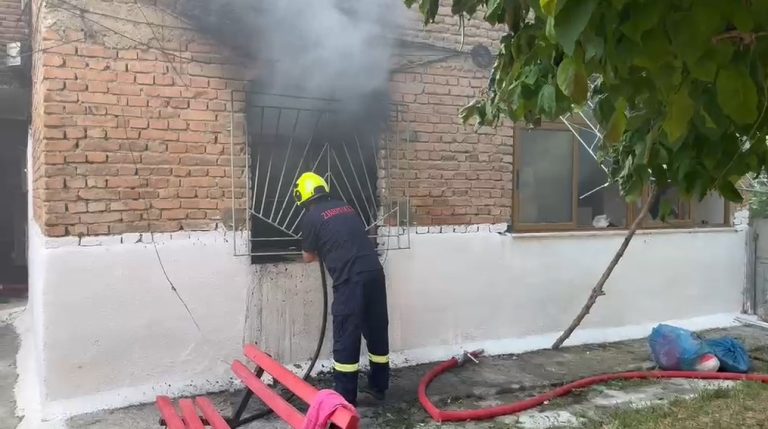 Zjarr në një banesë në Korçë, dyshohet për një viktimë, banorët evakuuohen nga forcat zjarrfikëse