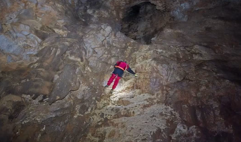 Zbulim i rrallë në Parkun Kombëtar të Llogarasë, eksploruesit gjejnë zgavrën 70 metra të thellë