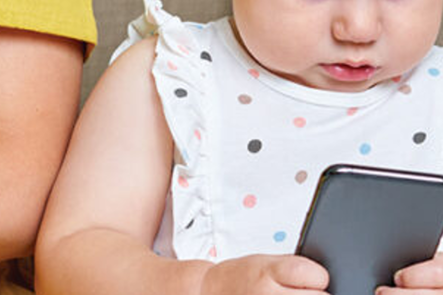 Ekspertët paralajmërojnë: Fëmijët nën dy vjeç nuk duhet të ekspozohen ndaj ekraneve