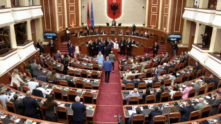 75 vota pro, Parlamenti kalon me procedurë të përshpejtuar huanë 302 milionë dollarë nga SHBA
