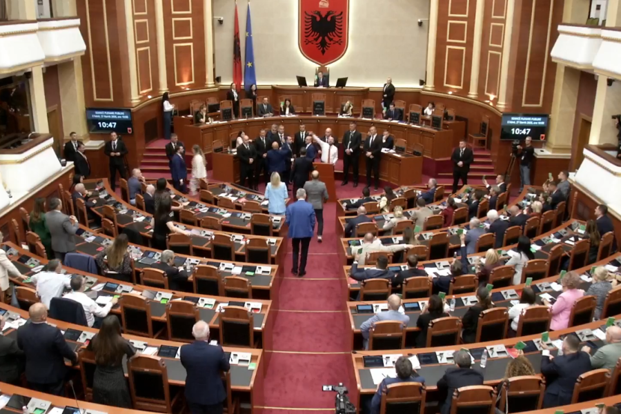 75 vota pro, Parlamenti kalon me procedurë të përshpejtuar huanë 302 milionë dollarë nga SHBA