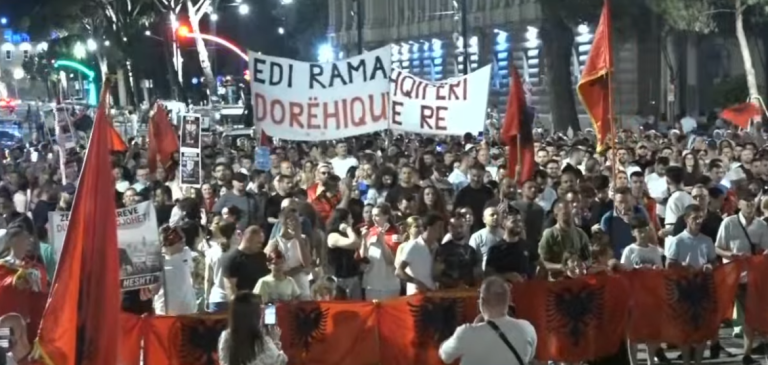 Sot dita e 37-të e protestës, pas fjalimeve para Kryeministrisë, qytetarët nisën marshimin në rrugët e Tiranës