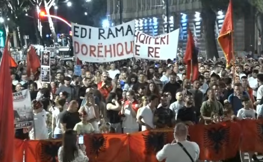 Sot dita e 37-të e protestës, pas fjalimeve para Kryeministrisë, qytetarët nisën marshimin në rrugët e Tiranës