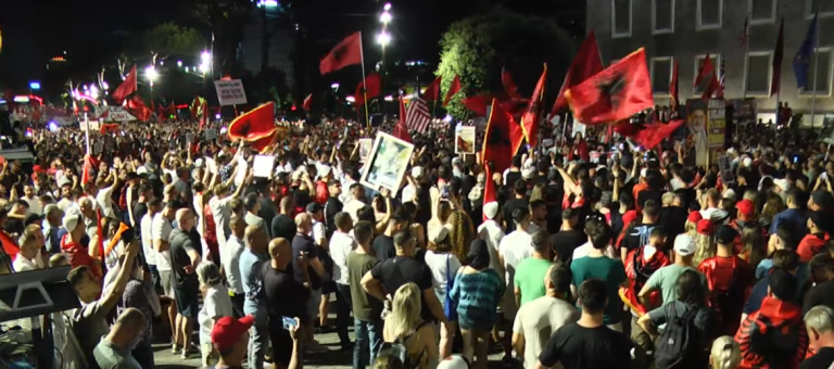 LIVE – Dita e 35-të e protestës, aktivistë, qytetarë dhe të ardhur nga diaspora mblidhen para Kryeministrisë